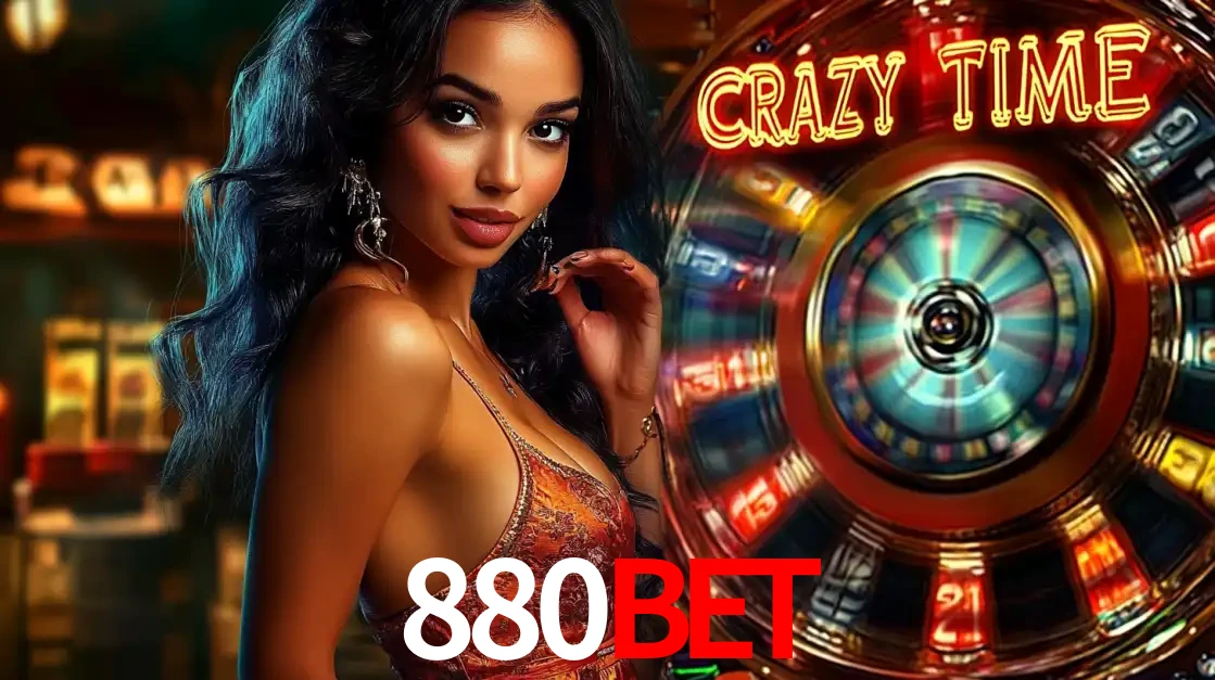 Mulher elegante ao lado da vibrante roda da fortuna do jogo de cassino ao vivo Crazy Time, um dos game shows mais populares e cheios de prêmios do 880bet.